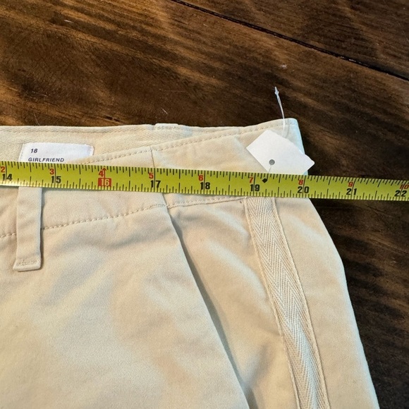 NWT GAP Size 16 Girlfriend shorts light khaki color with stretch. - Picture 6 of 7